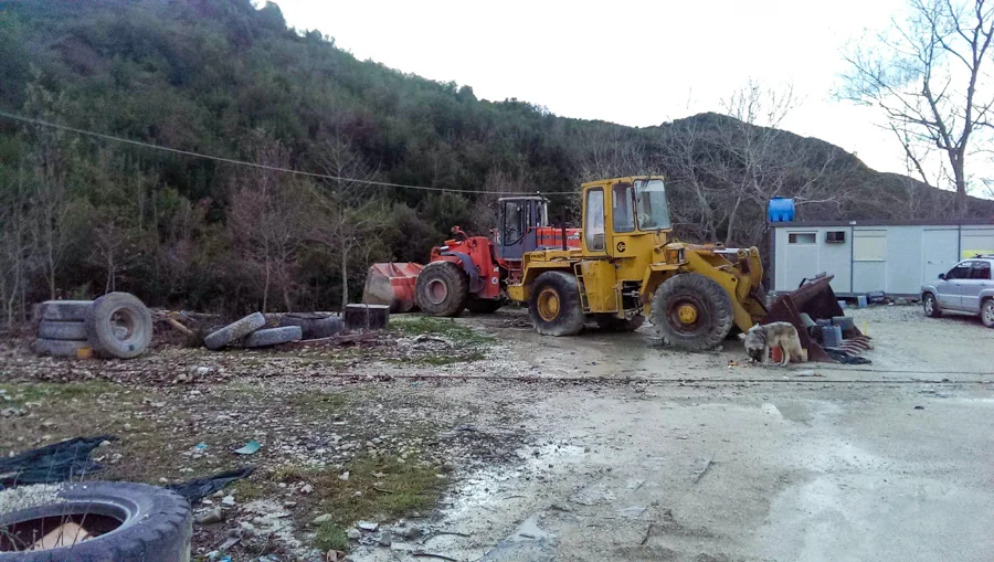 Mjete ngarkimi dhe transporti në oborrin e gurores