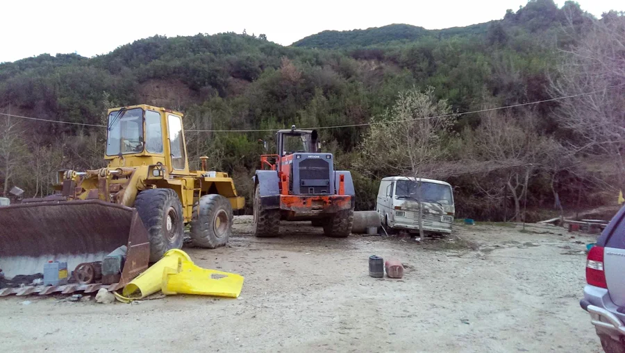 Ekskavatorë dhe kova ngarkimi në oborrin e punës