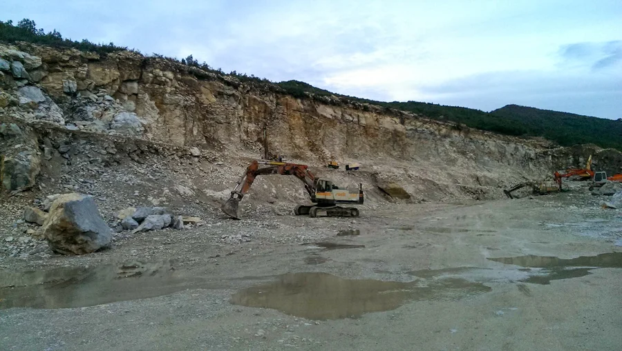 Ekskavator në zonën e punës së gurores