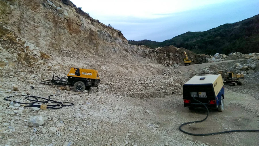 Mjet ngarkimi dhe pajisje përpunimi në gurore
