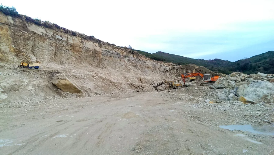 Pamje e gjerë e faqes shkëmbore dhe zonës së gurores