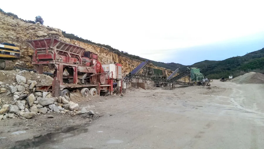 Impiantet pranë faqes shkëmbore të gurores