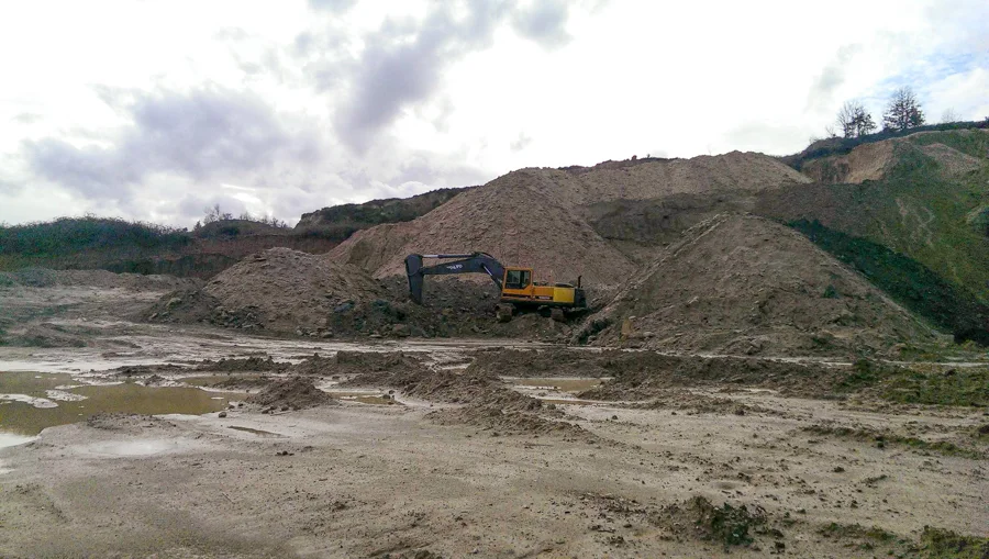 Grumbuj materialesh inerte në sheshin e gurores
